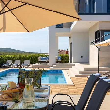 Miravento Grand Lakeside Retreat Apartment *
