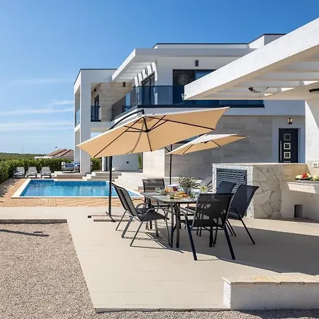 Miravento Grand Lakeside Retreat *